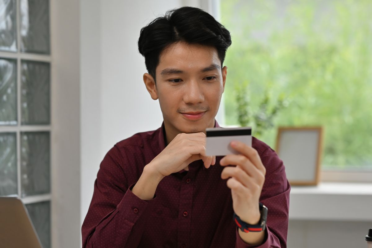 A picture of someone using their credit card.