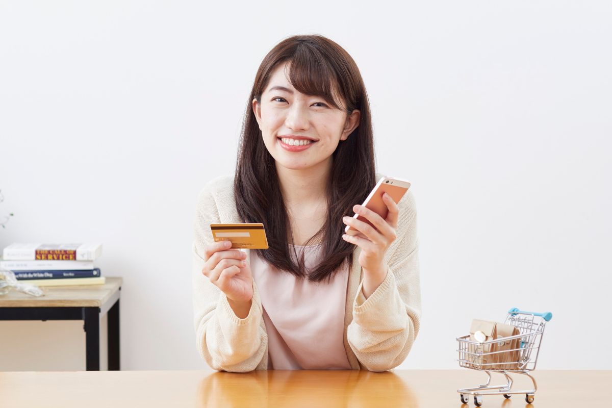 A picture of someone using their credit card.