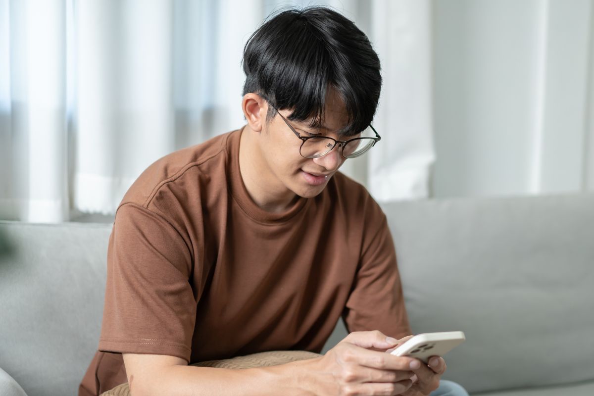 A picture of someone texting.