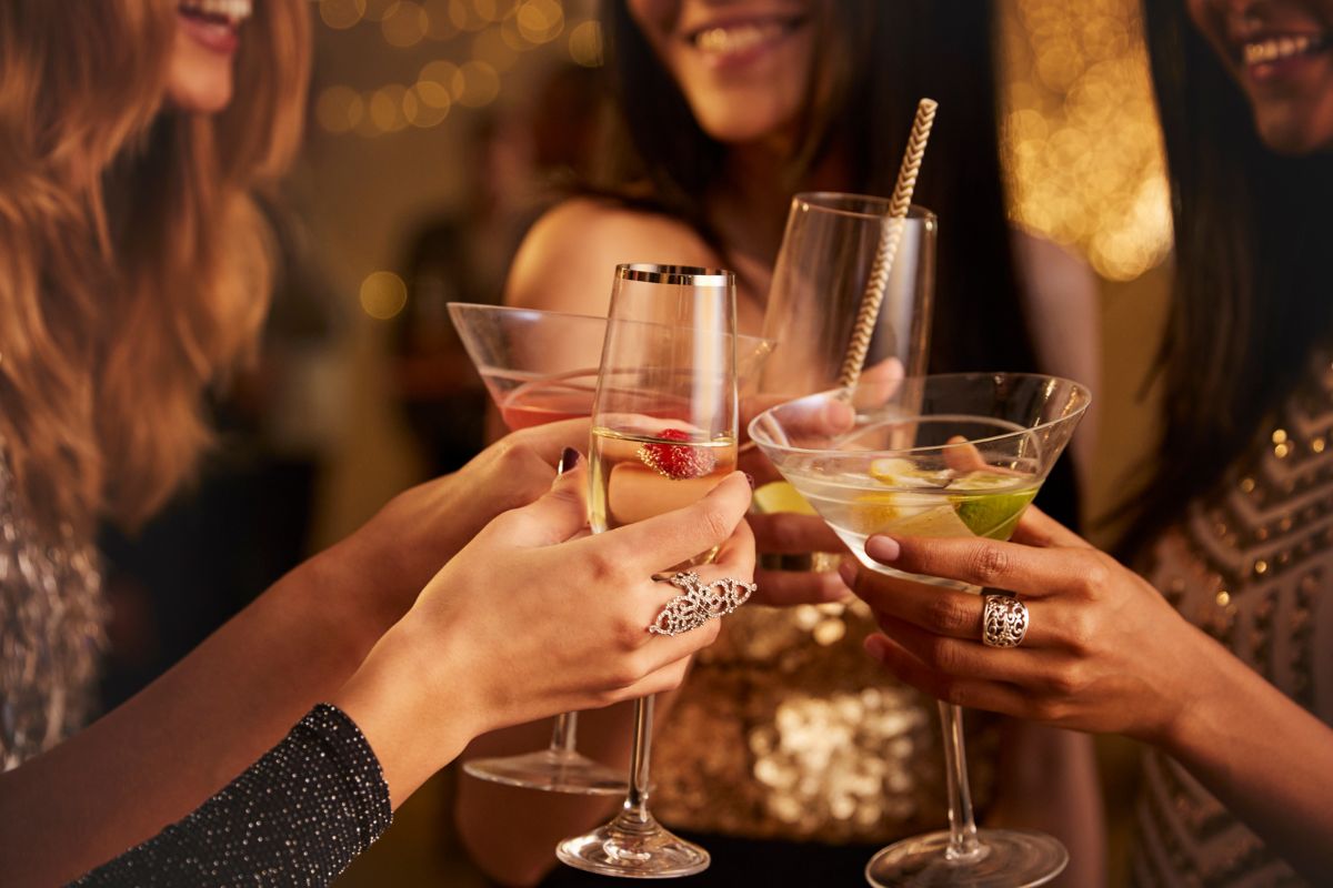 Une image d'amis célébrant.