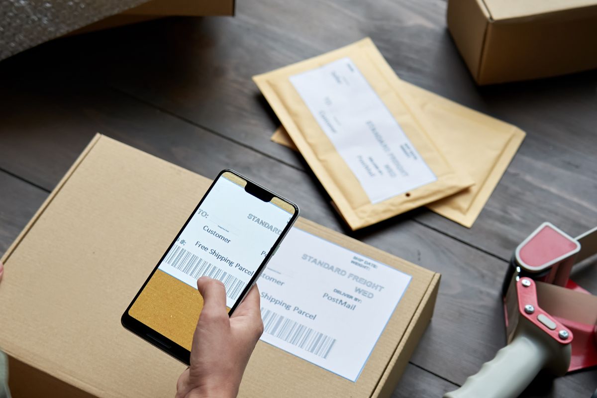 A picture of someone shipping something.