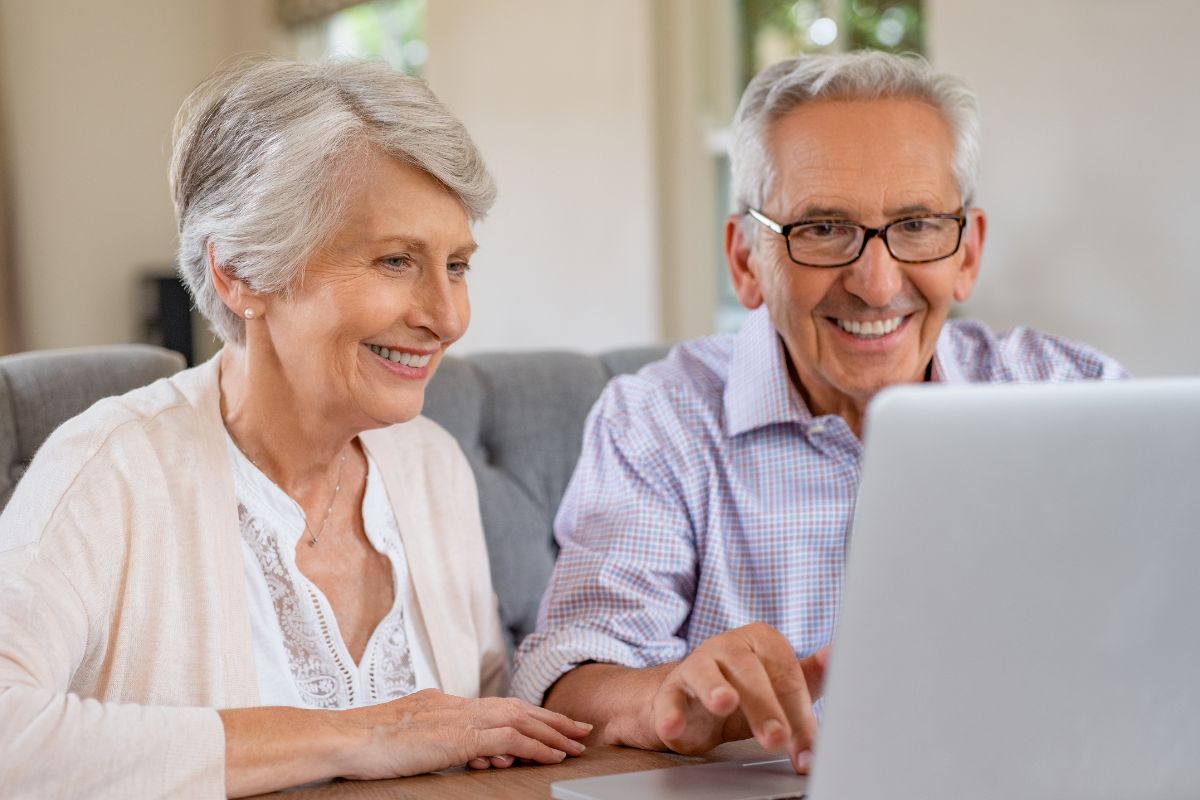 A picture of an elderly couple smiling.