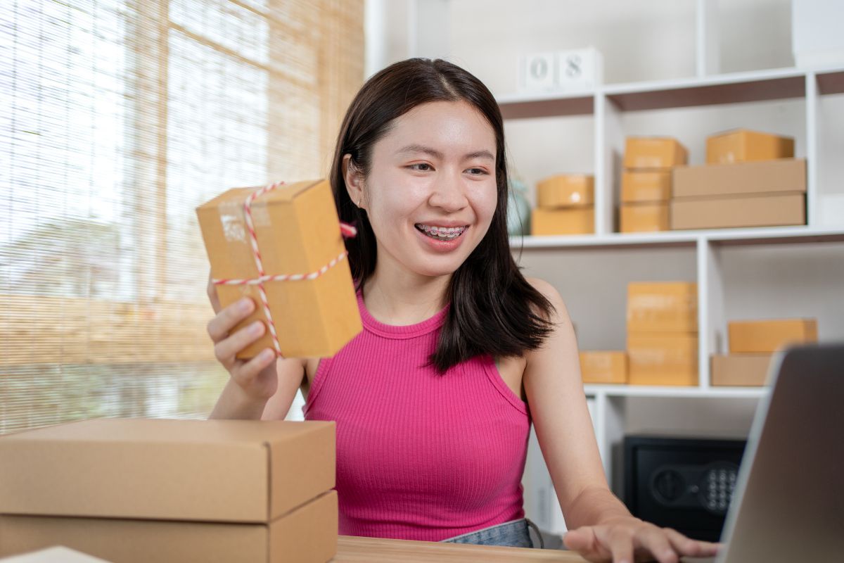 A picture of someone shipping something.