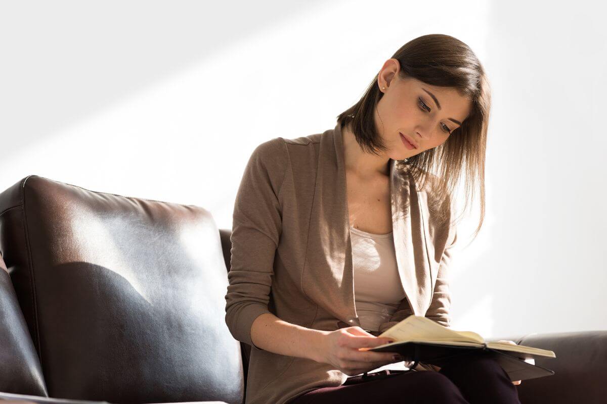 A picture of someone reading,