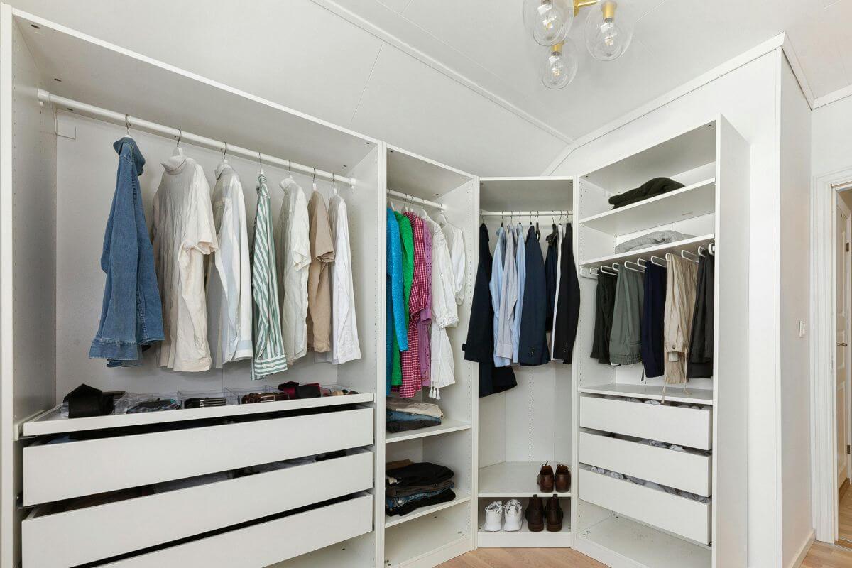 A picture of a good wardrobe.