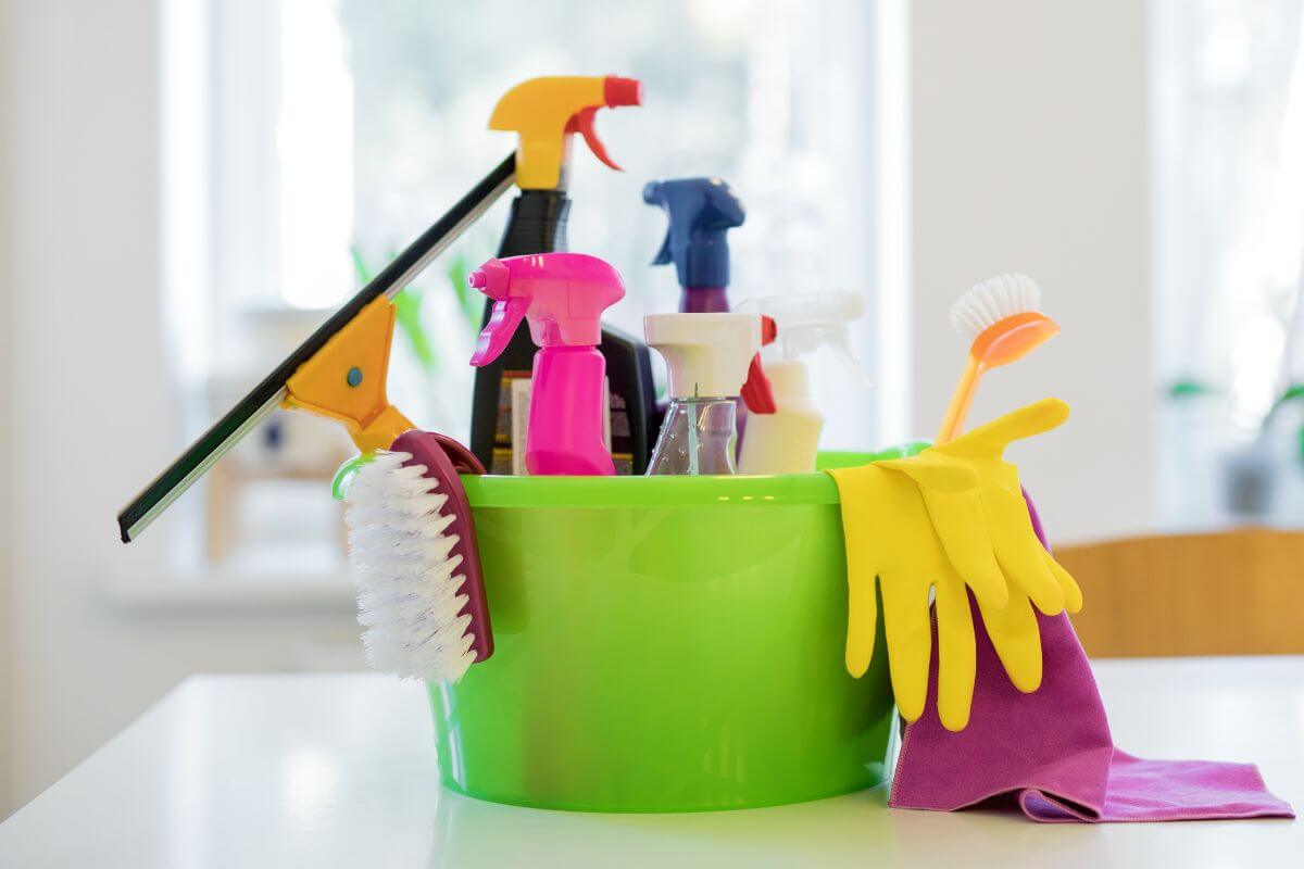 A picture of a DIY cleaning supply caddy.