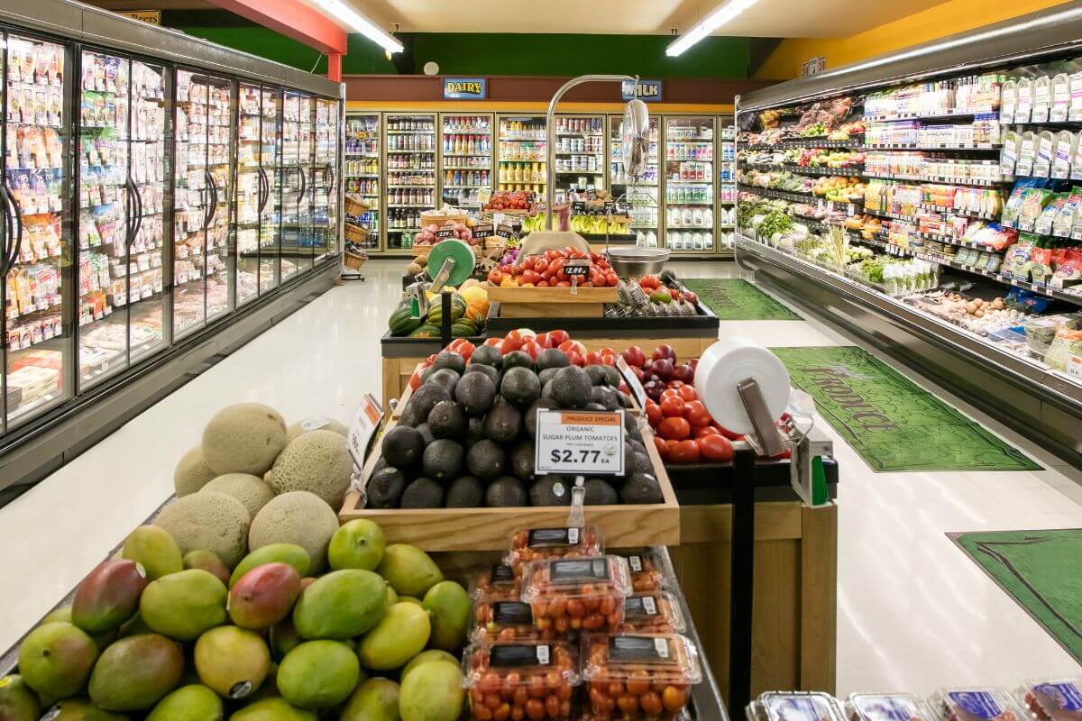 A picture of a grocery shop. 