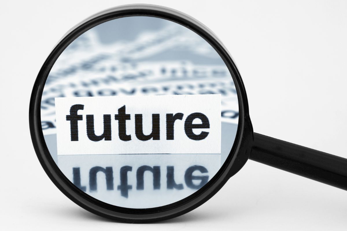 Une image montre une loupe se concentrant sur le mot futur.