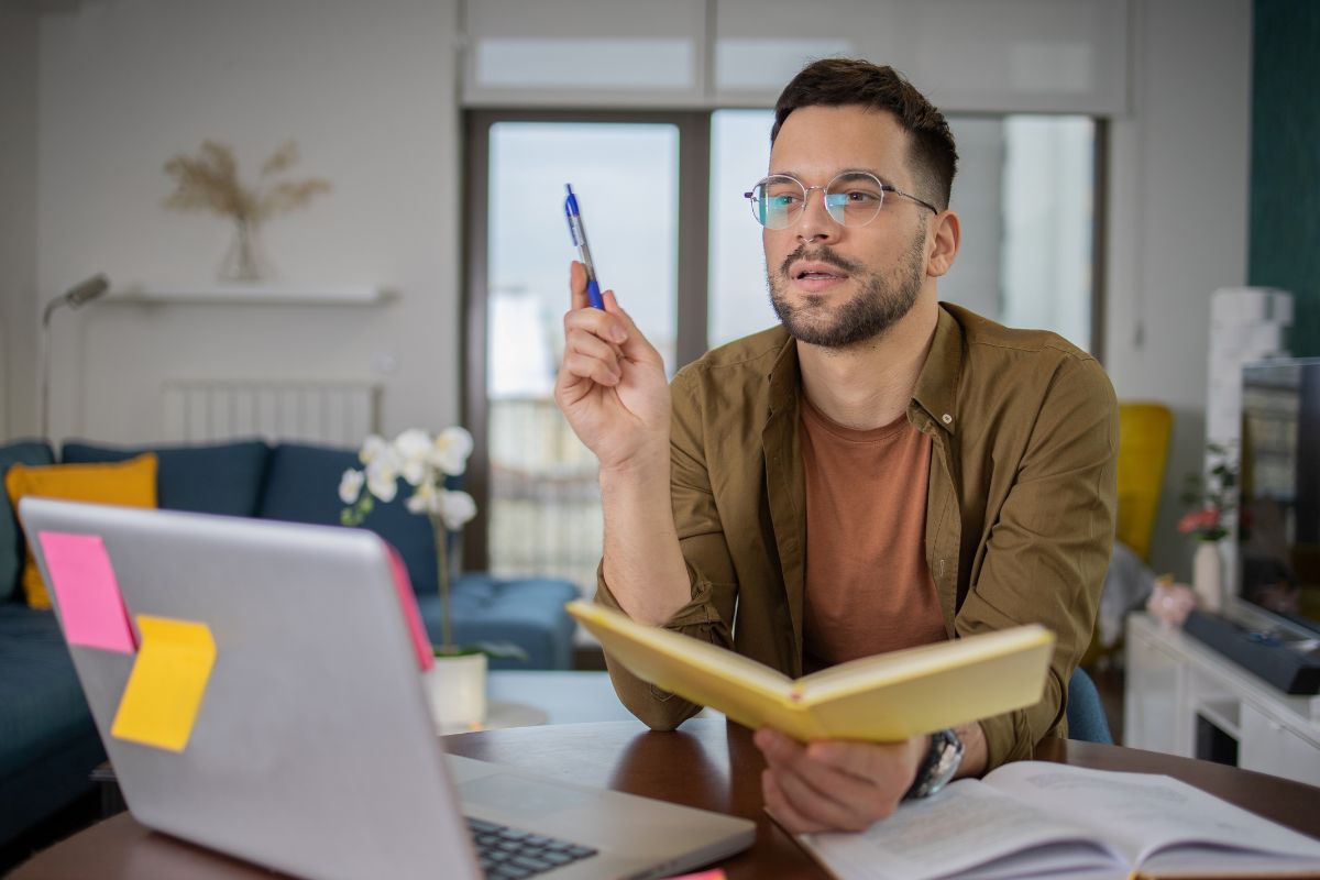 Une image montre un homme apprenant quelque chose en ligne.