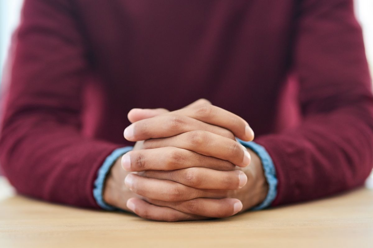 Une image montre un homme attendant patiemment.