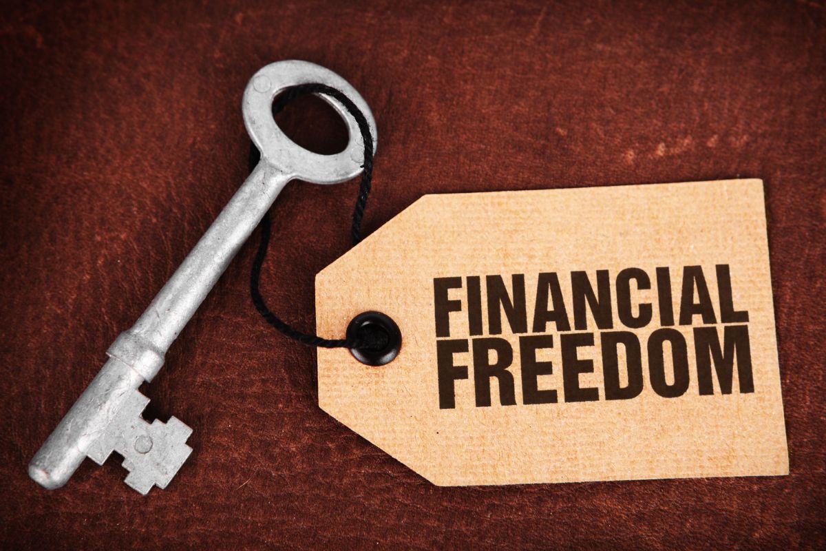 Une image montre une clé et une étiquette avec la liberté financière.