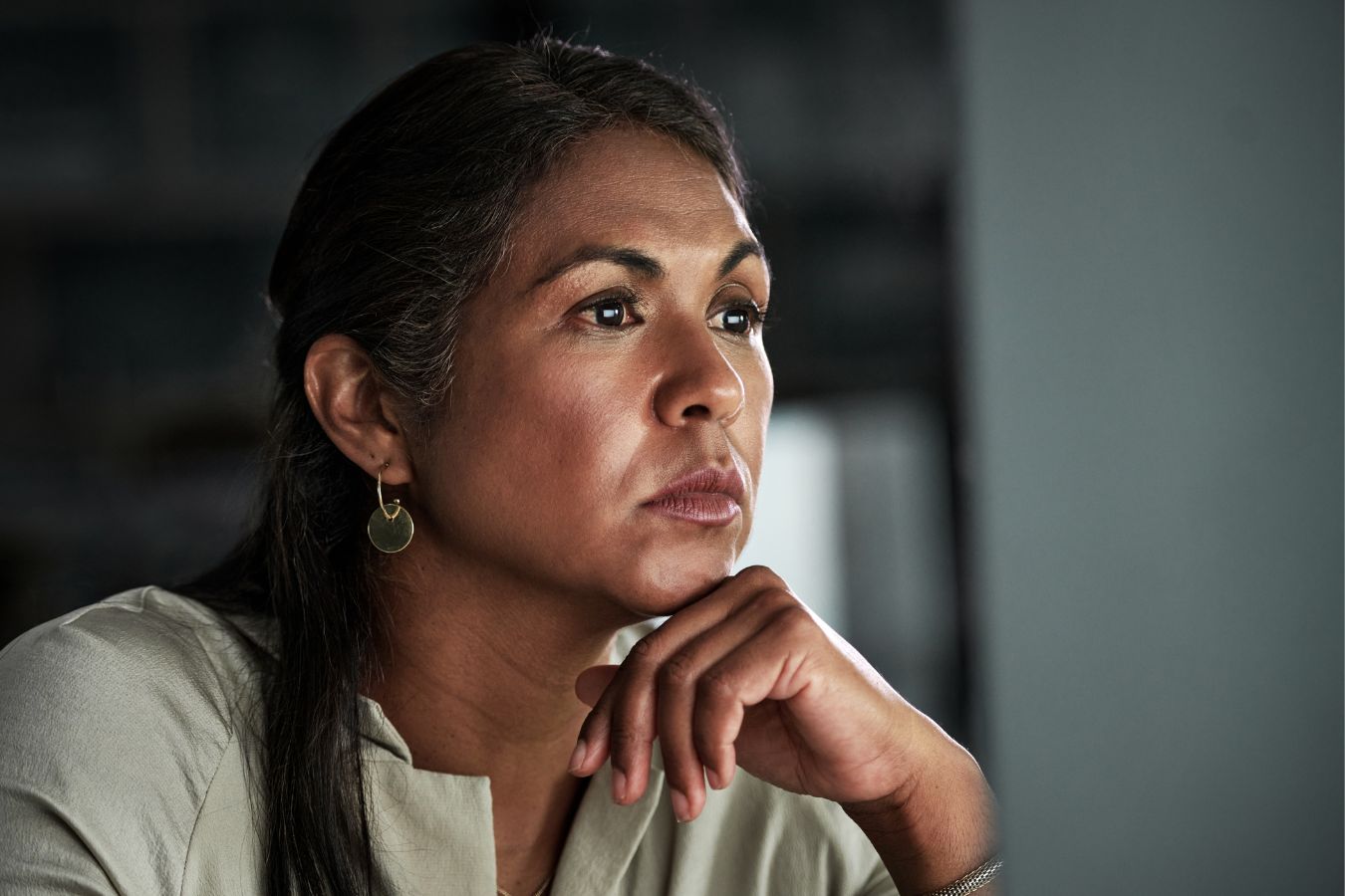 Une image montre une femme se concentrant sur quelque chose.
