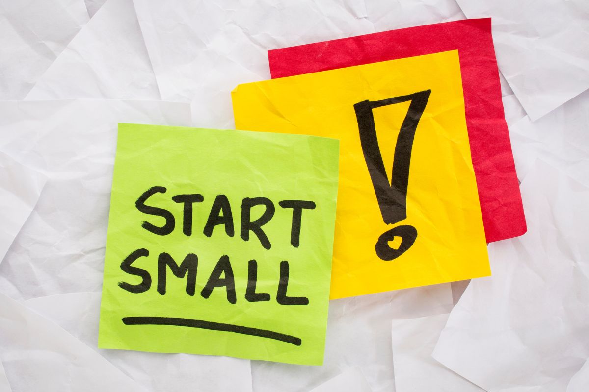 Une image montre un papier avec le texte commencez petit.