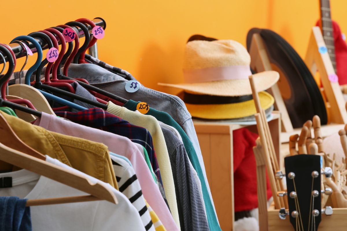 Vente d'objets sur des étals.