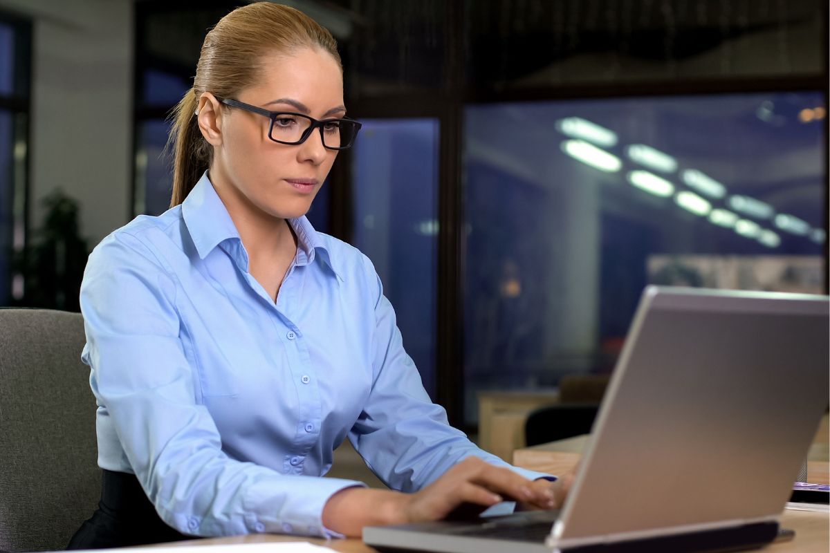 Une femme travaillant sur un quart supplémentaire.