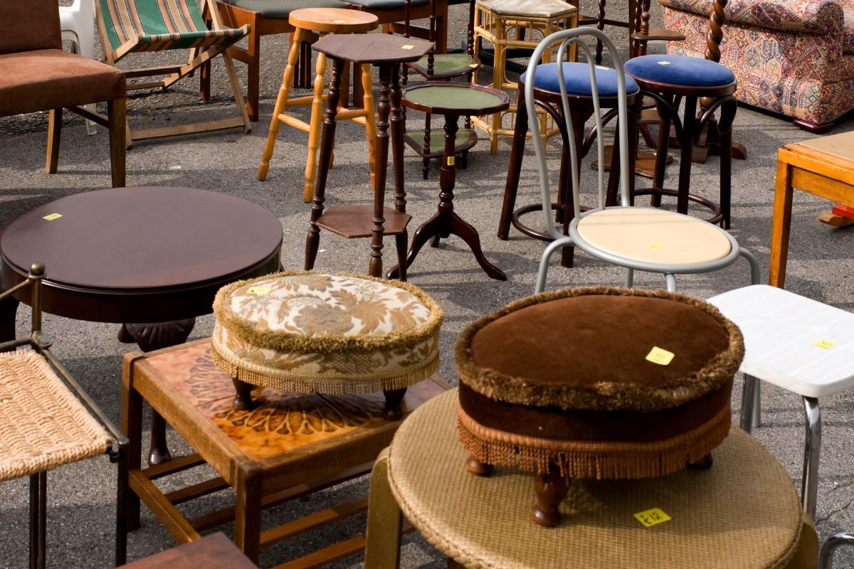 Des meubles en présentation.