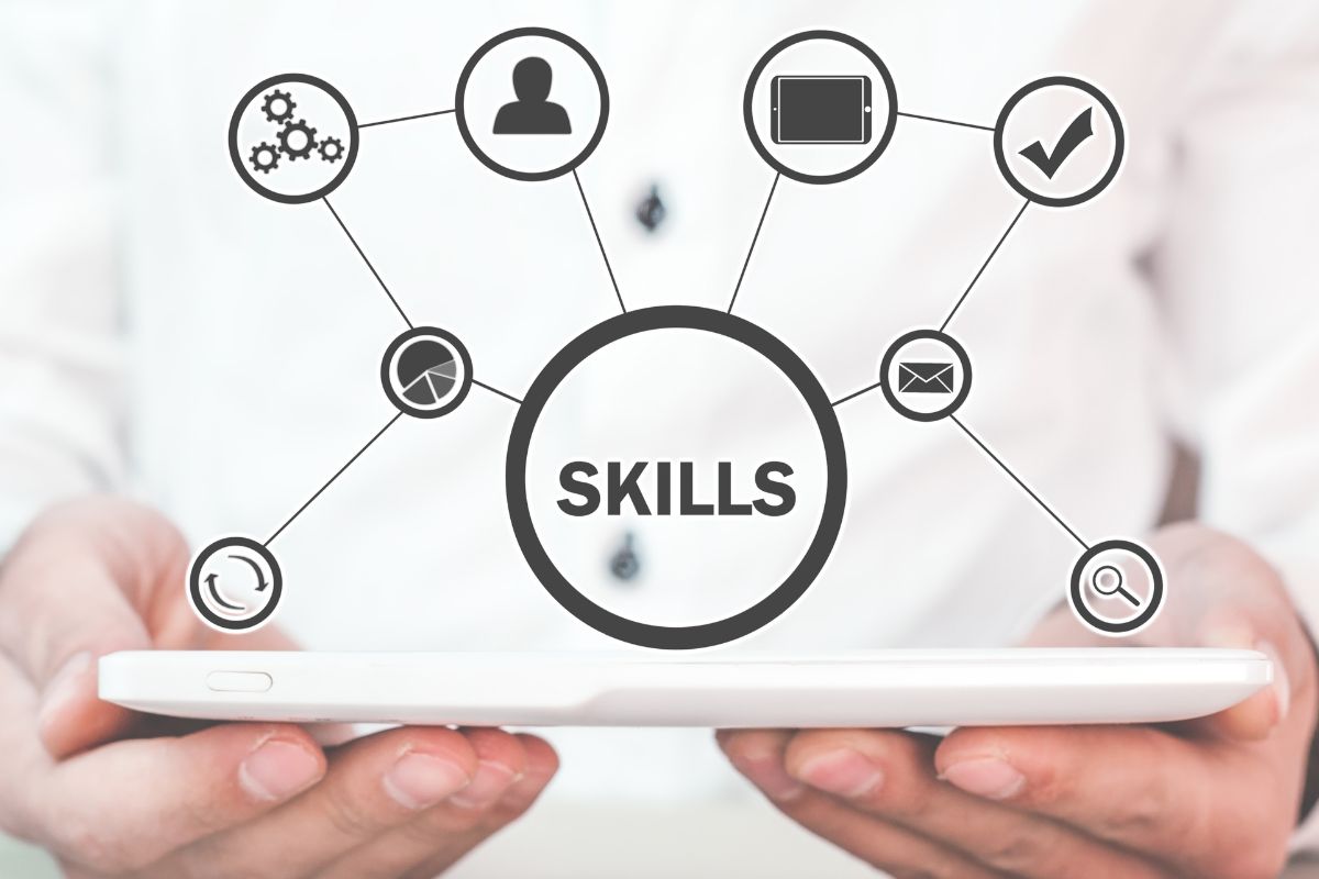 Un homme tenant un appareil avec des icônes de compétences.