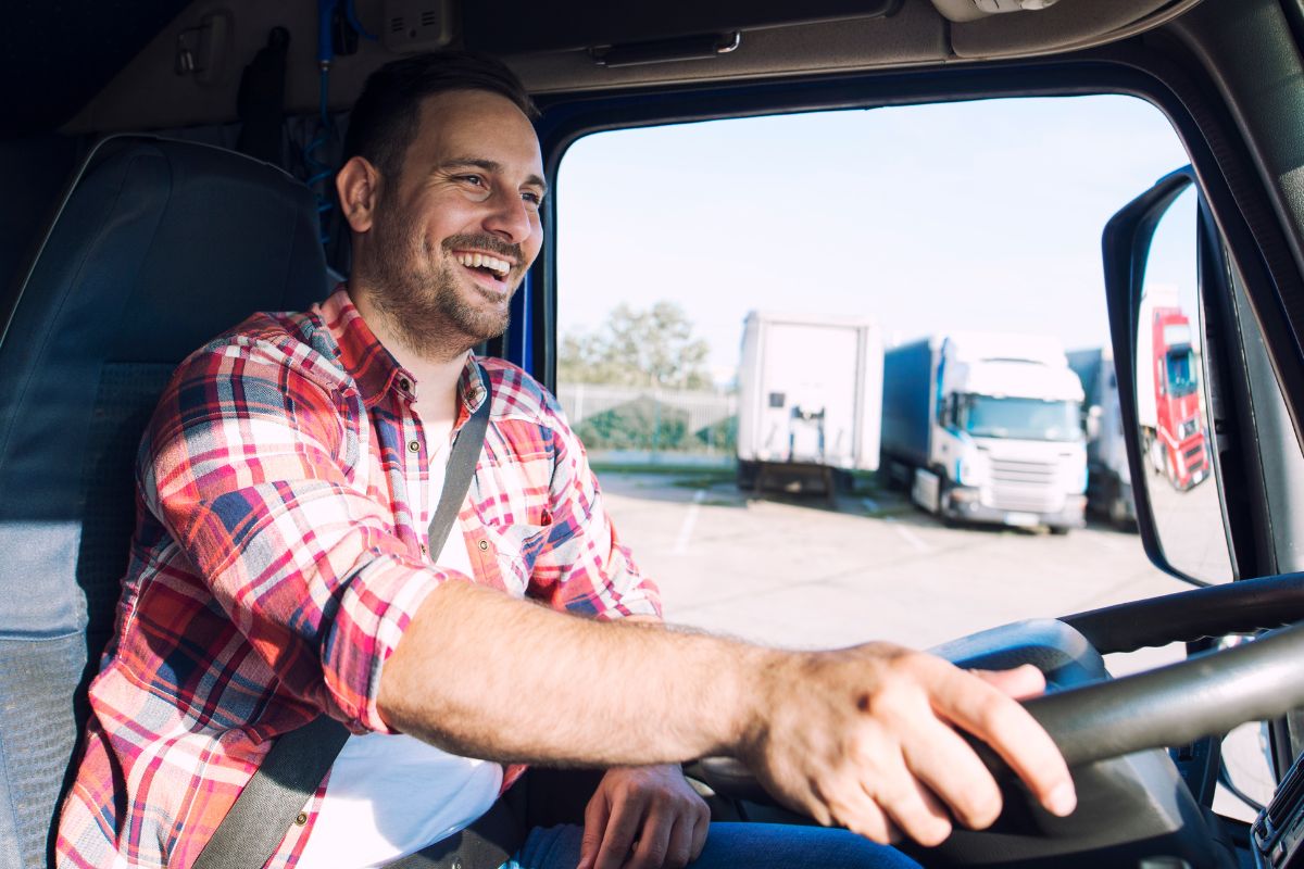 Un homme conduisant un camion.