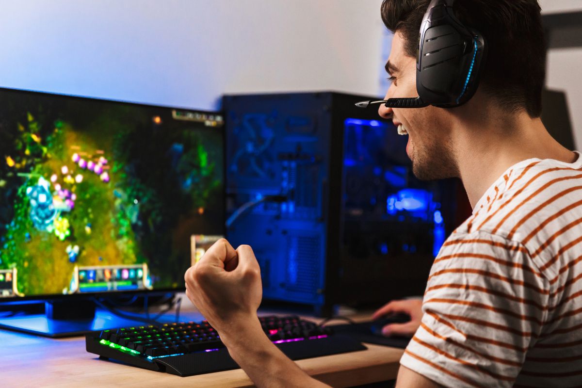 Un homme jouant à un jeu en ligne.