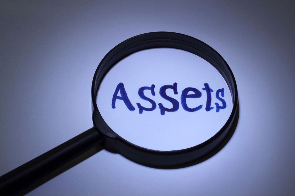 Une image montre une loupe avec le mot actif.