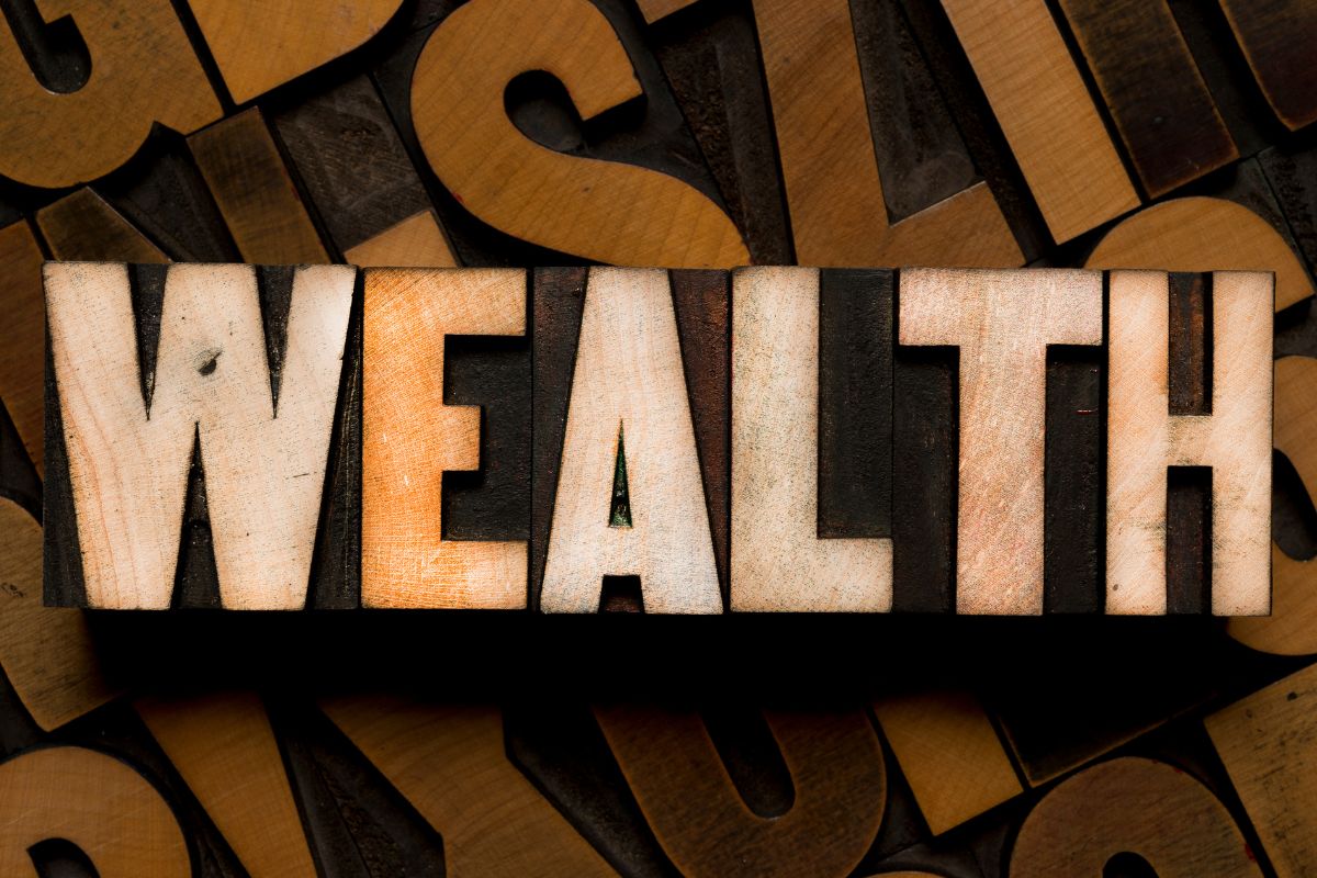 Une image montre le mot richesse.