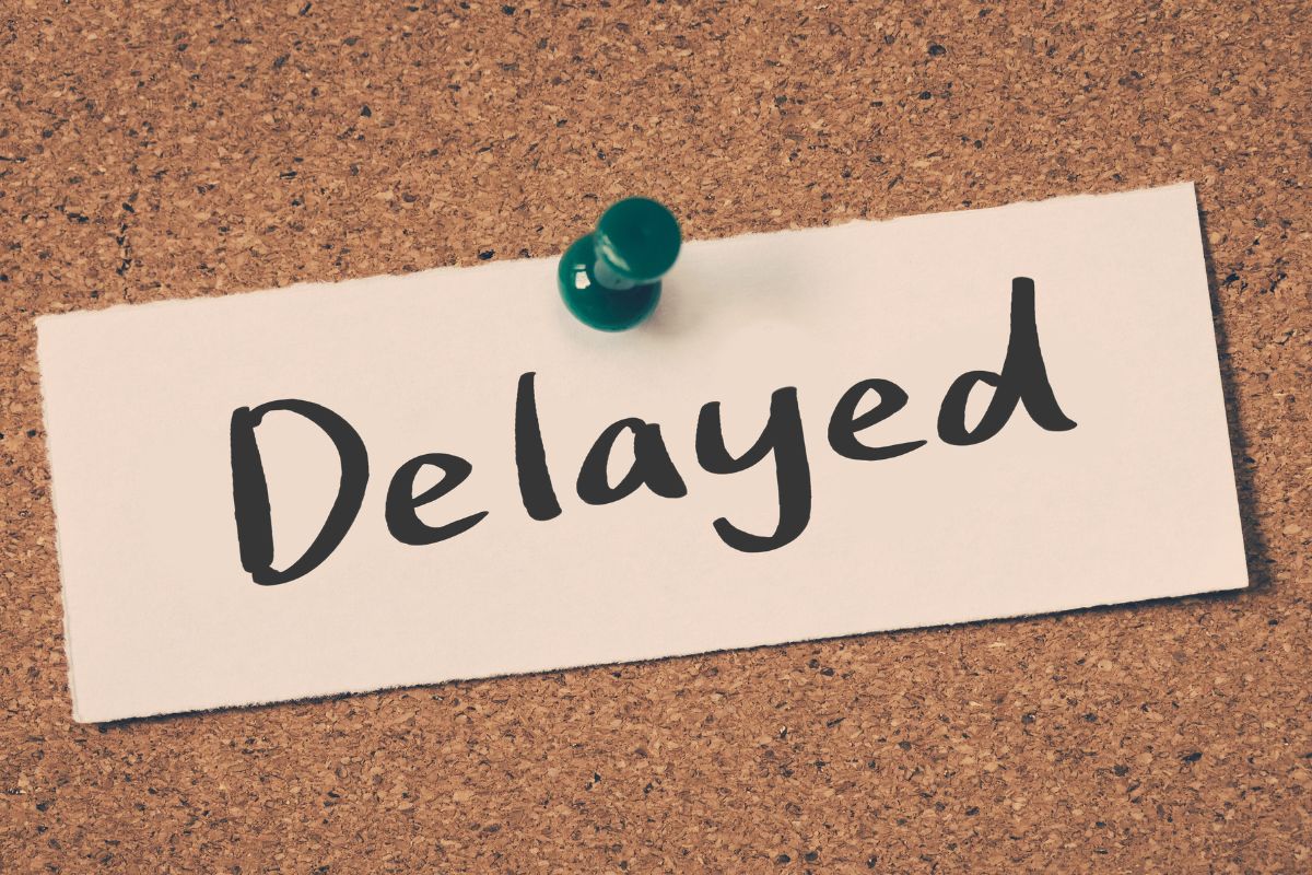 Une image montre un papier avec le mot différé.