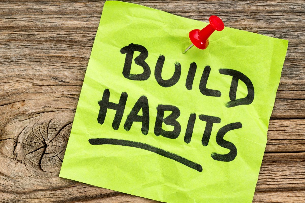 Une image montre un papier avec le mot construire des habitudes.