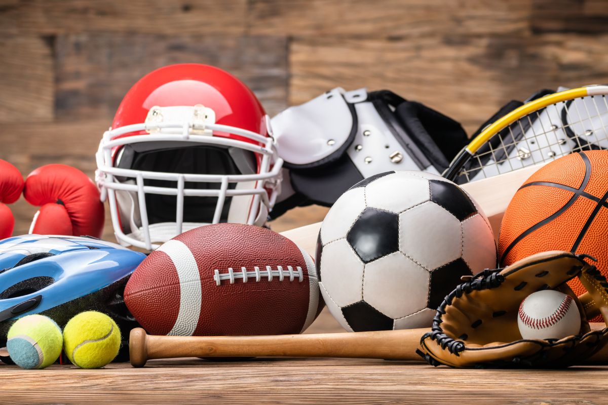 Des équipements sportifs sur une table.