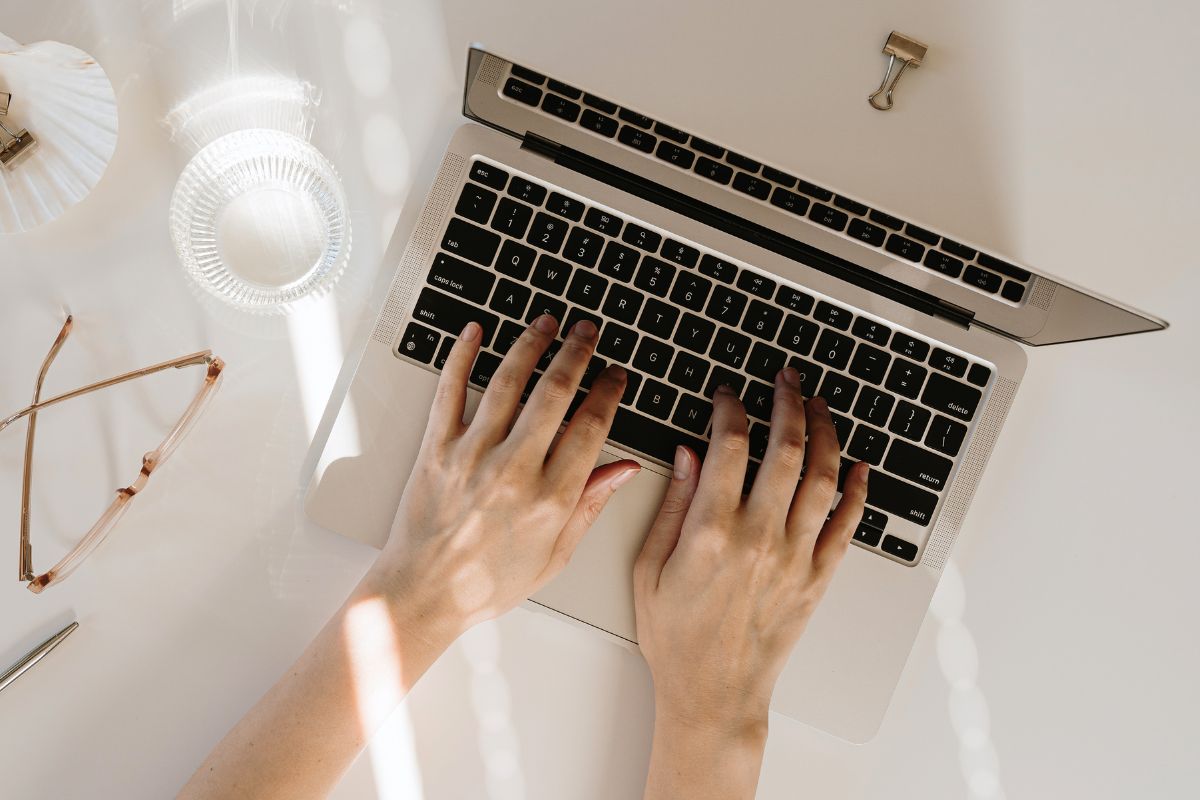 Une femme utilisant un ordinateur portable.