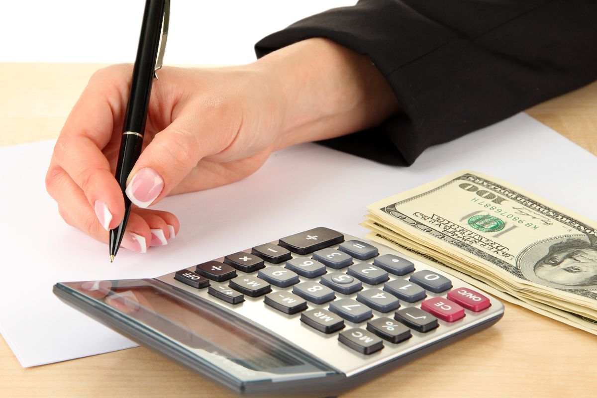 A picture shows a woman's hand budgeting the money.