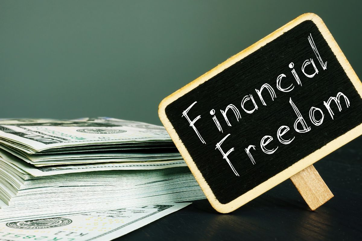 A picture shows money and a board with the word "financial freedom".