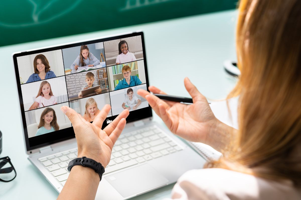 Une femme enseignant en ligne.