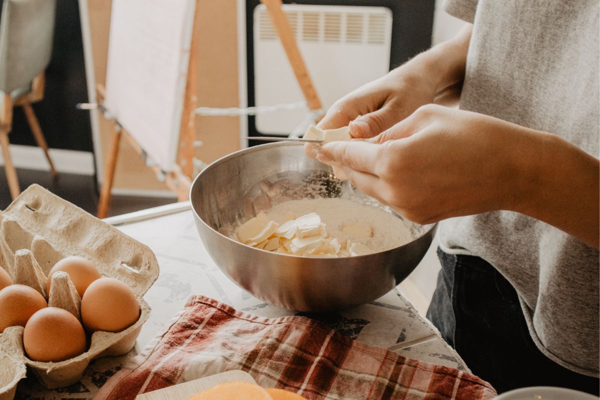 Une femme cuisinant.
