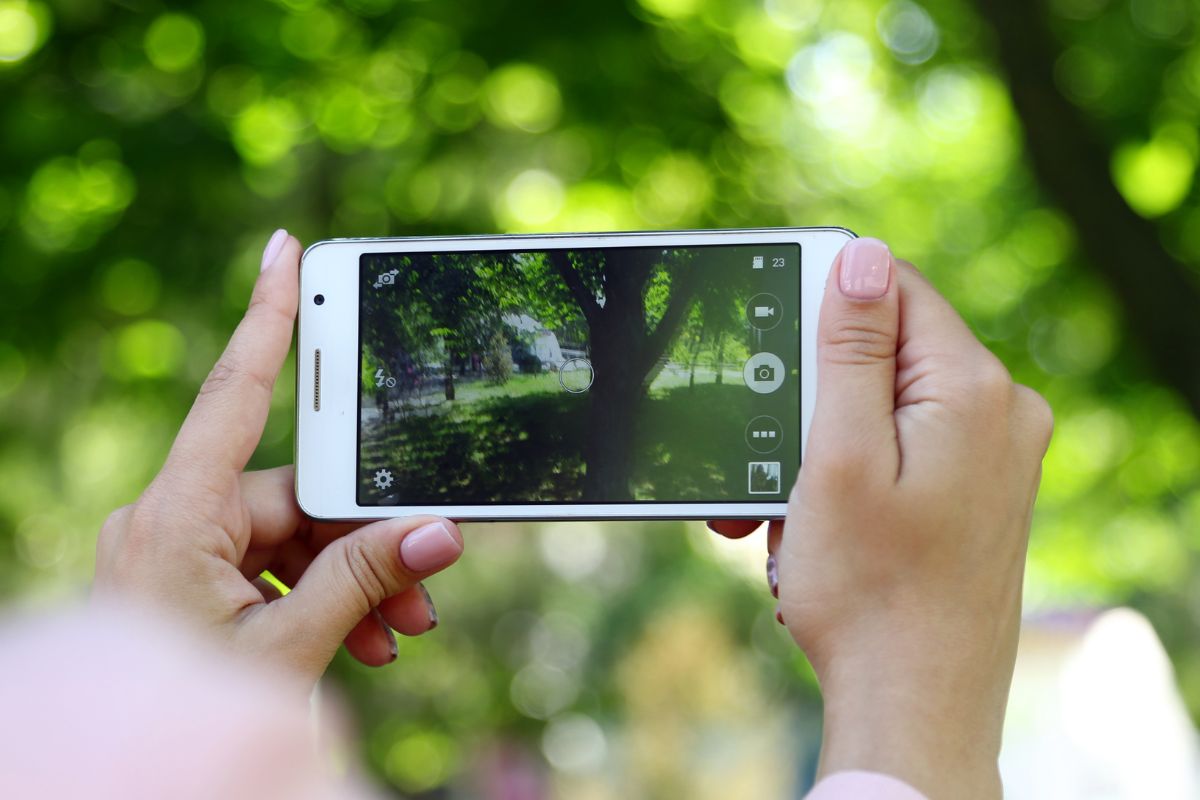 Une femme prenant une photo.