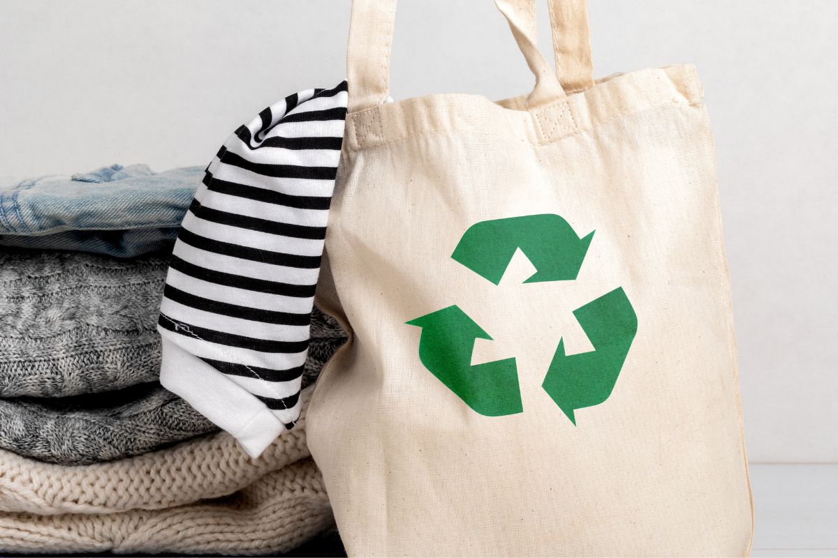 A picture of a bag and clothes.