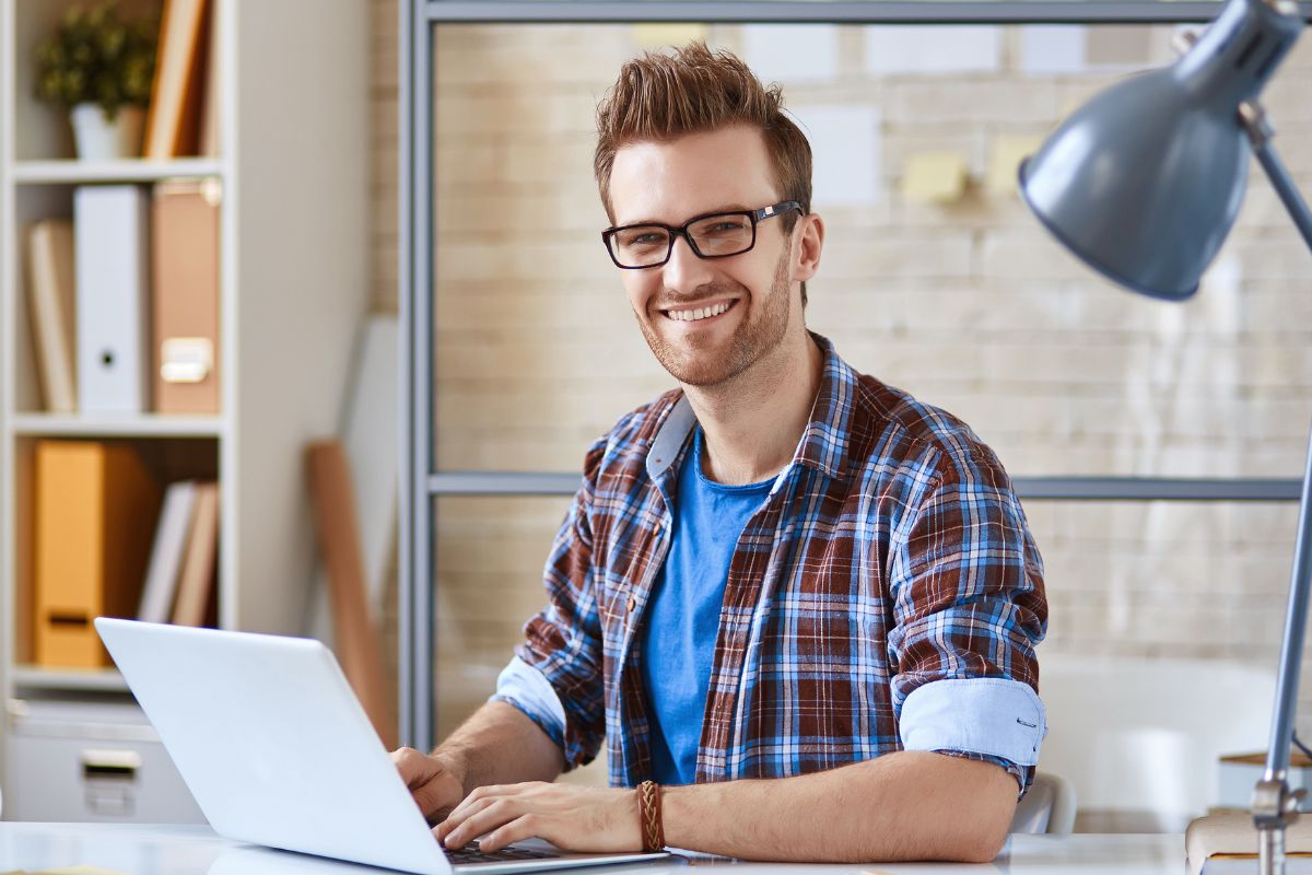 Un homme utilisant un ordinateur portable.