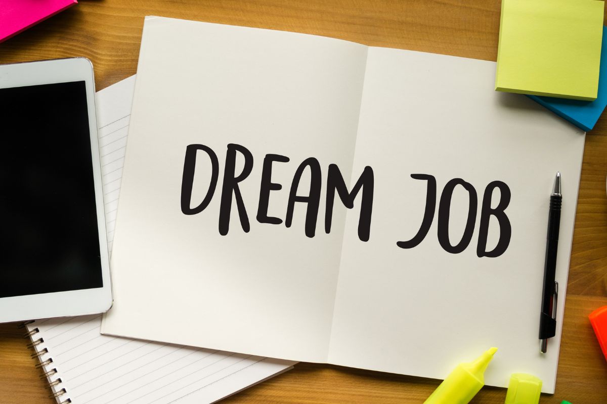 Un papier avec des mots sur l'emploi de rêve.