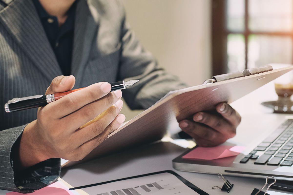 A picture shows a bookkeeper checking the report.