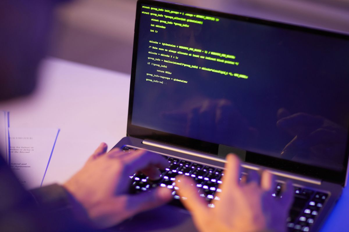 Un homme codant sur son ordinateur portable.