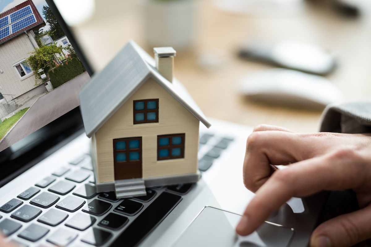 Une main utilisant un ordinateur portable.