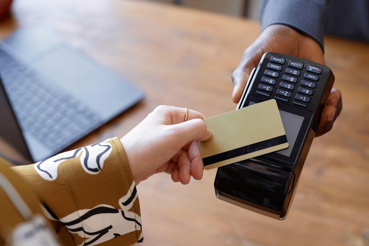 A photo shows a woman who pays with a credit card.