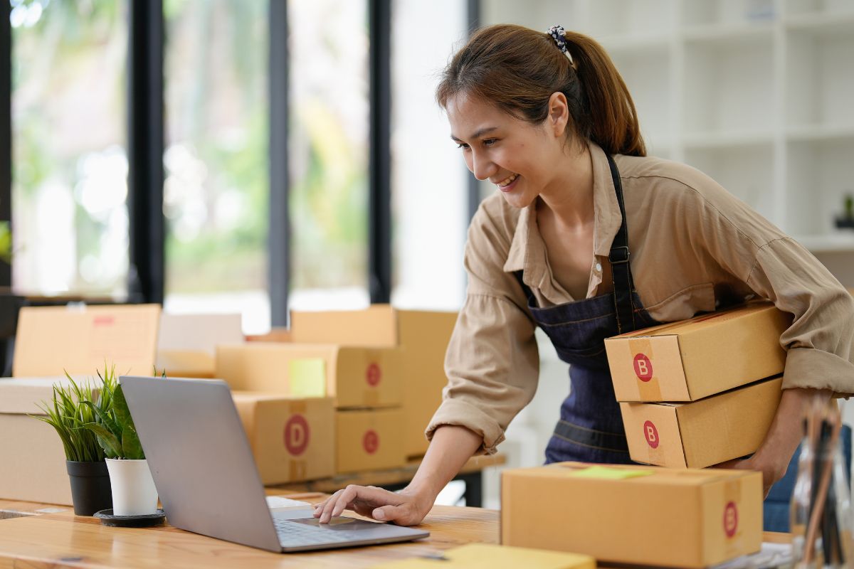 Une femme avec une entreprise en ligne.