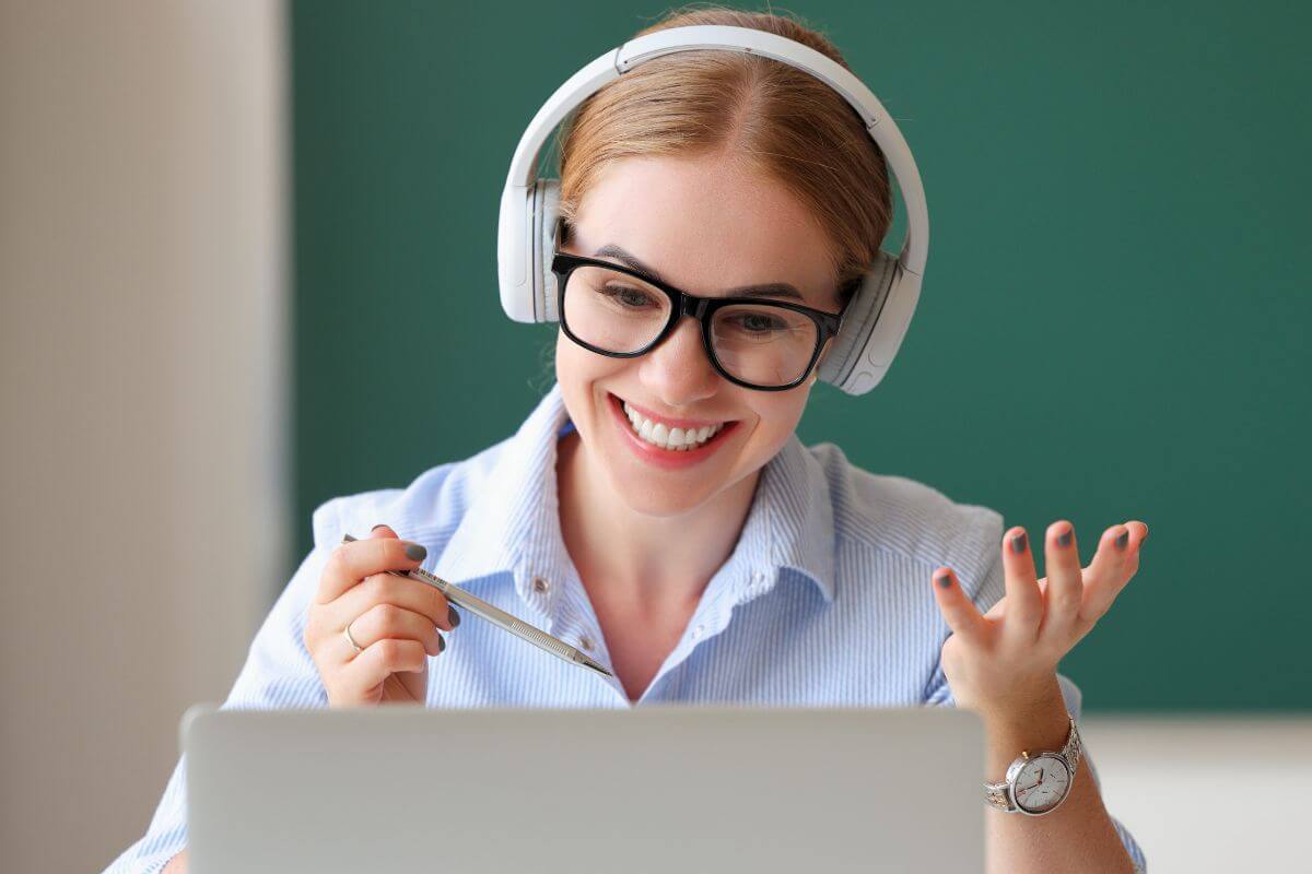 A picture of a lady teaching classes.