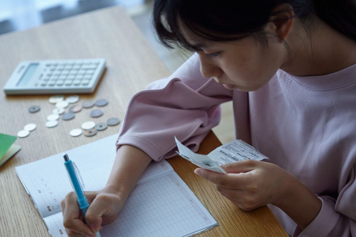 A picture of someone budgeting their expenses.