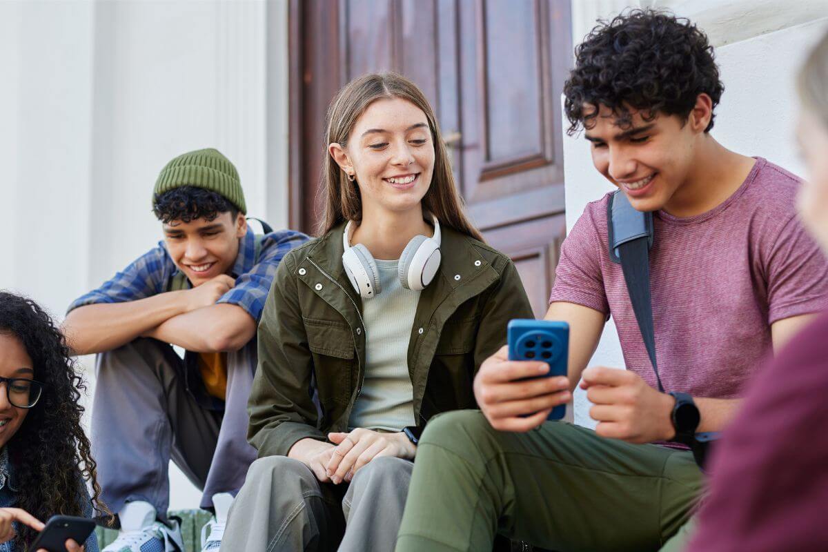 A picture of teenagers smiling.