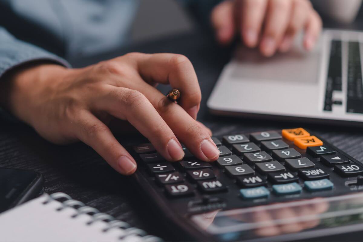 A picture of someone calculating something.