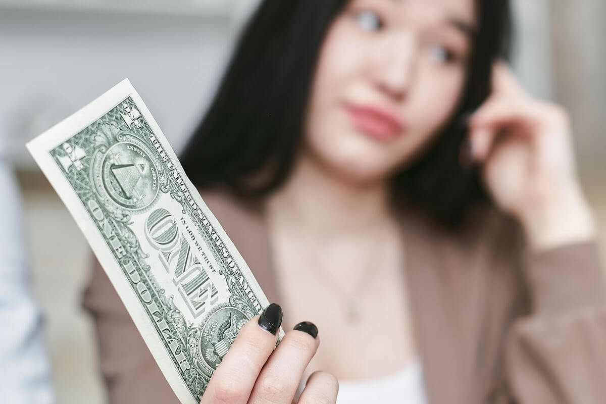 A picture of someone holding a $1. 