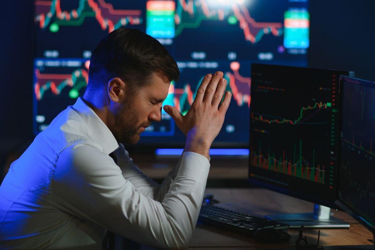 A picture of someone investing.