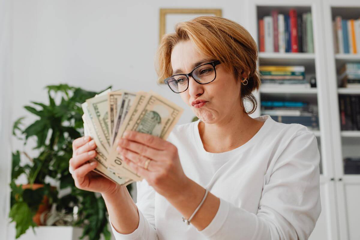 A picture of a woman counting her money.