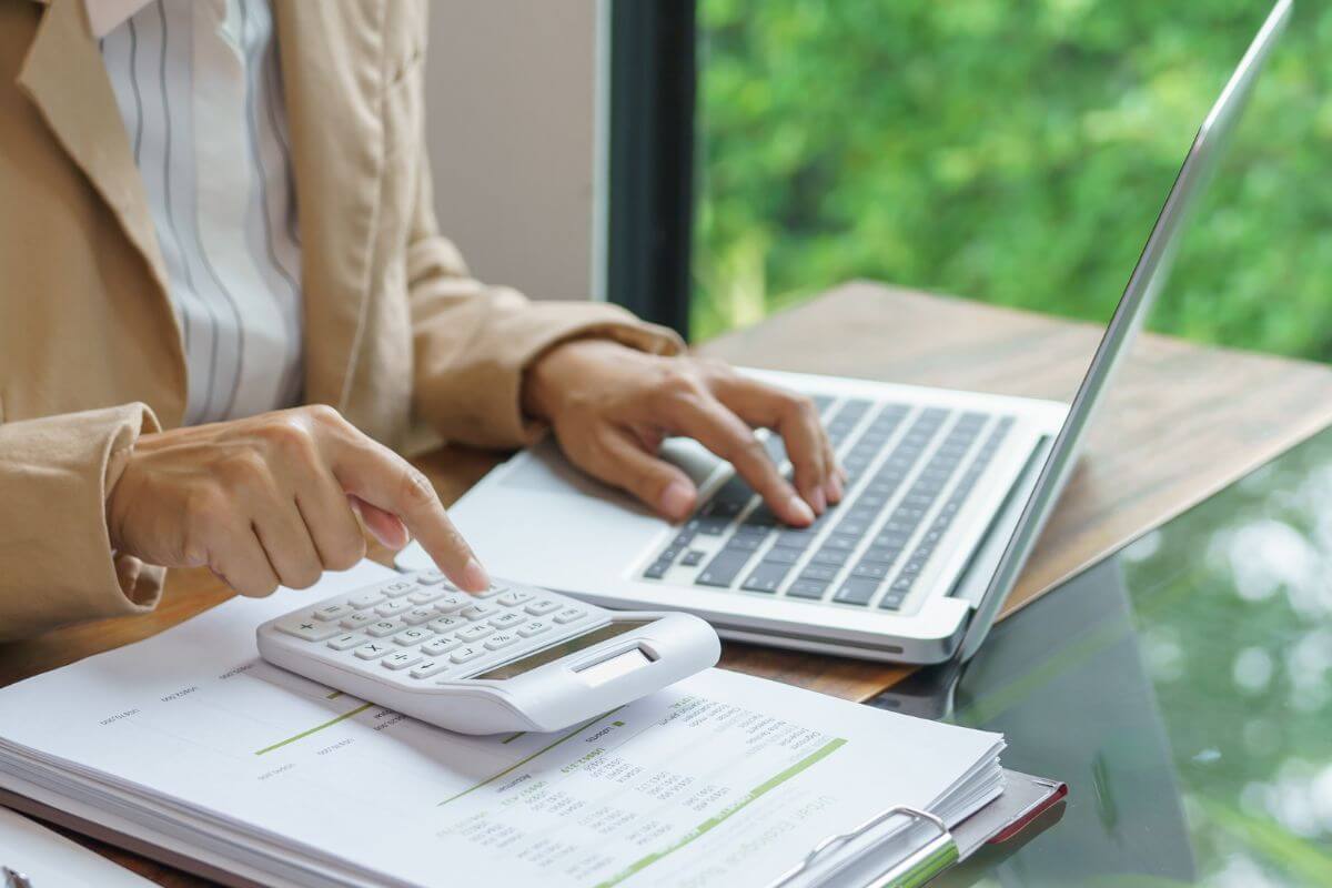 A picture of someone calculating something.